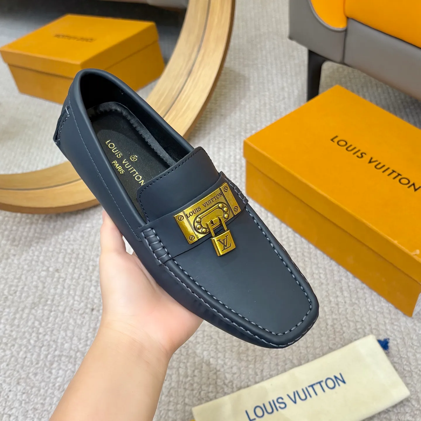 Men's men's shoes 💰420 (Yangli) LV 2⃣️0⃣️2⃣️5️⃣Spring and summer counter GLORIA series models ✈️Original factory special leather production, original last type. A classic driving slip-on casual shoe that shows an elegant style with exquisite craftsmanship details such as Monogram embossing all over the upper🌀Italian imported calfskin fabric Sheepskin foot pads➕Inside～Private mold replica sole Unique style Comfortable driving slip-on Size: 4-12 (38-46) Comes with [Counter packaging: original box, wrapping paper, card, instruction manual, shoehorn, cloth bag] No pressure to enter and leave the counter!